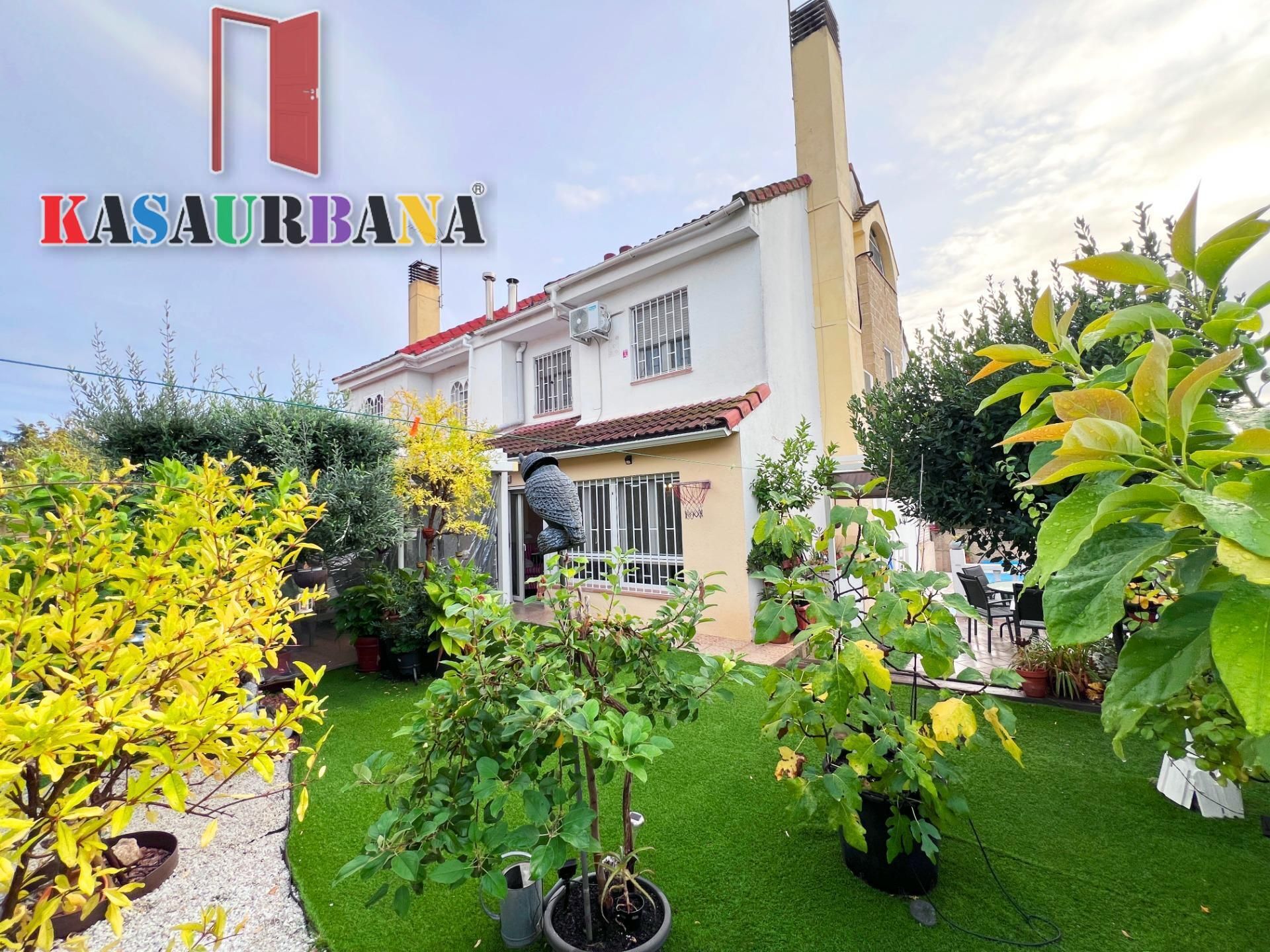 Exterior view of Single-family semi-detached for sale in Torrejón de la Calzada  with Air Conditioner, Heating and Private garden
