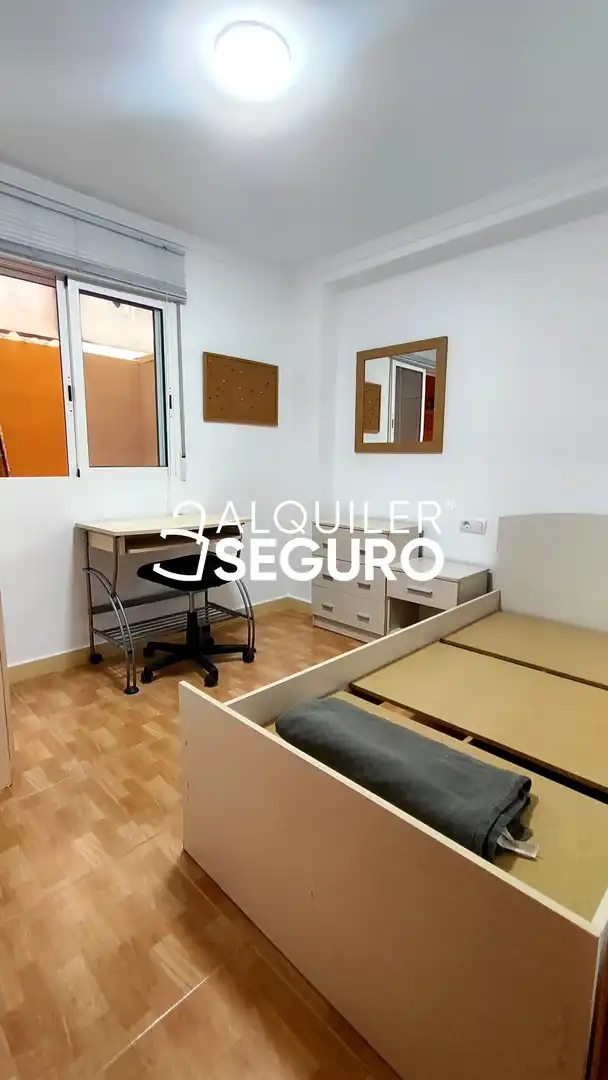 Bedroom of Flat for rent in Valencia  with Terrace and Furnished