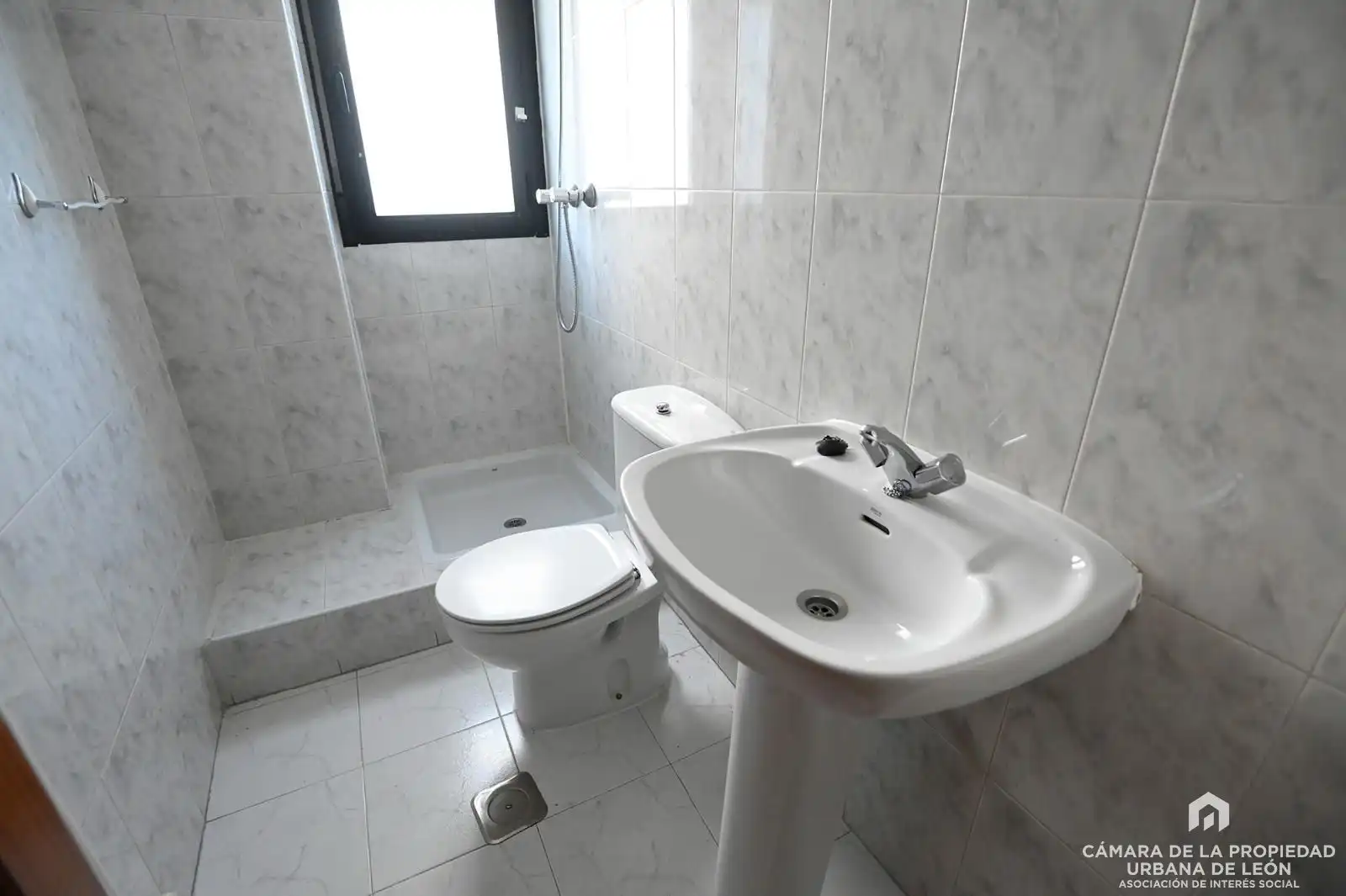 Baño de Piso en venta en León Capital  con Calefacción, Terraza y Trastero