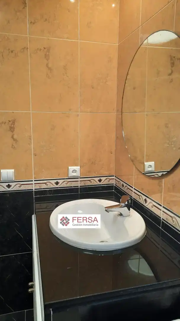 Bany de Casa adosada en venda en El Puerto de Santa María amb Aire condicionat, Calefacció i Jardí privat