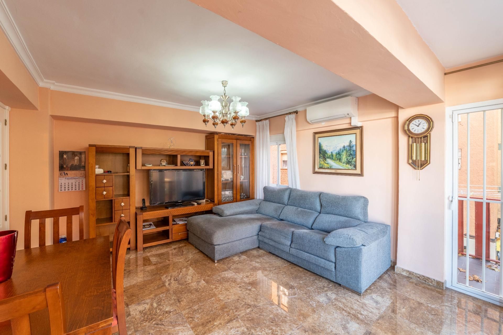 Sala d'estar de Pis en venda en  Granada Capital amb Balcó