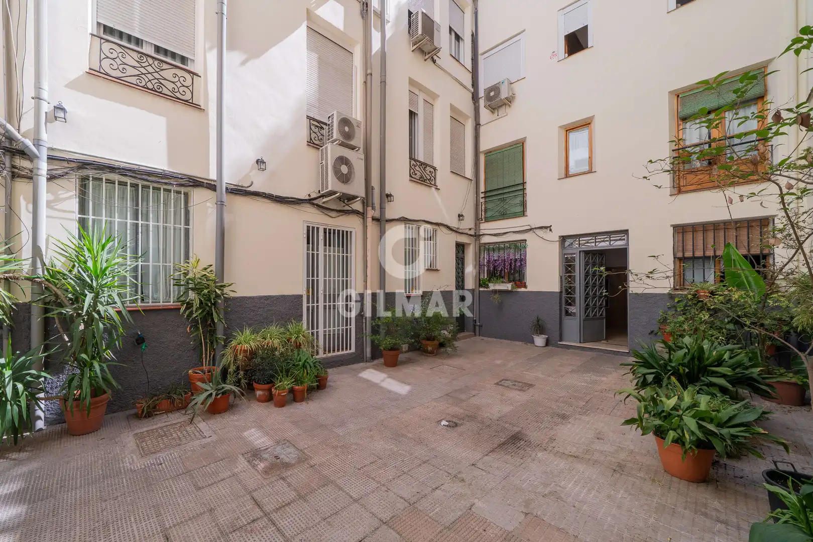 Vista exterior de Piso en venta en Madrid con Calefacción