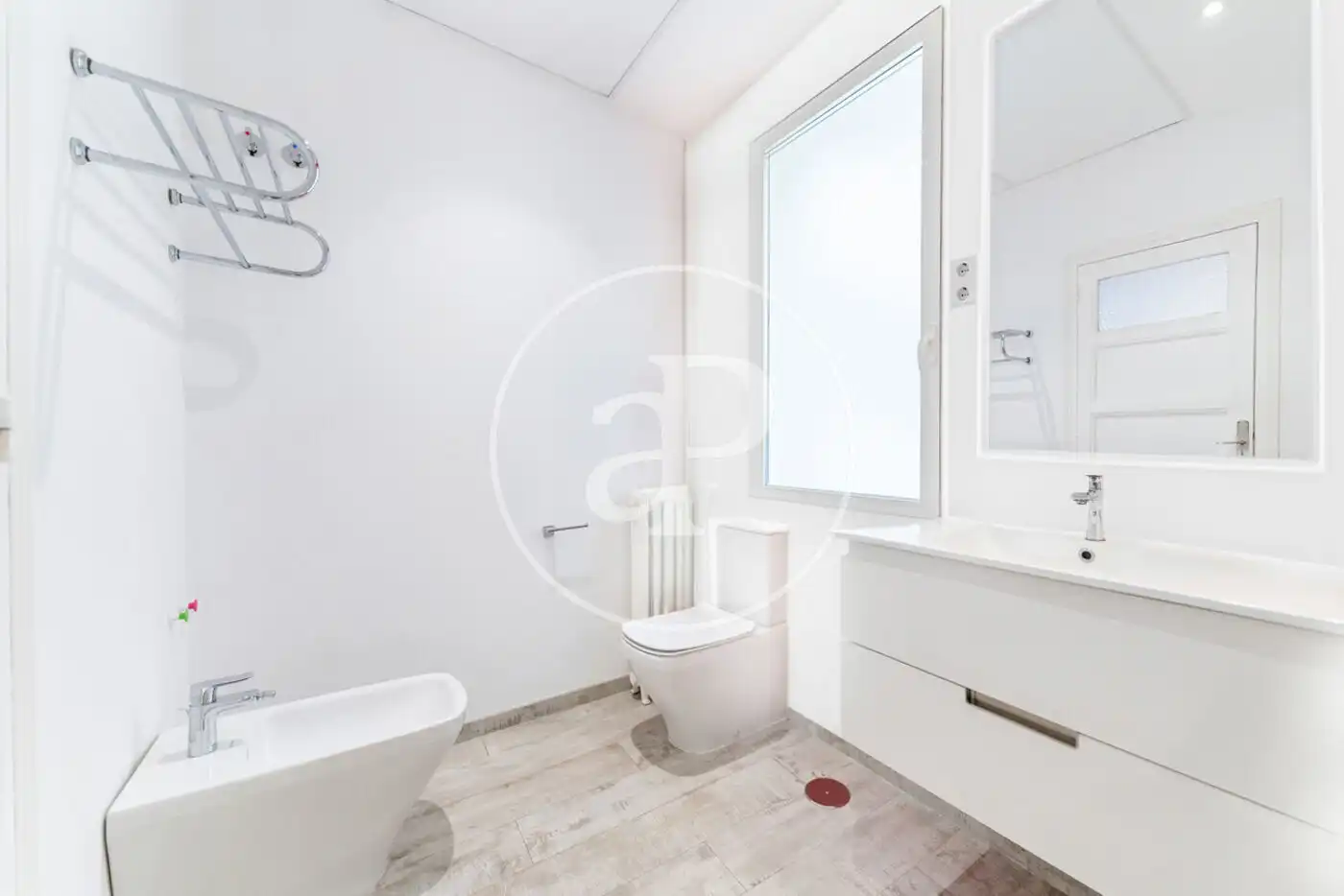 Bathroom of Flat for rent in Madrid  with Air Conditioner and Heating