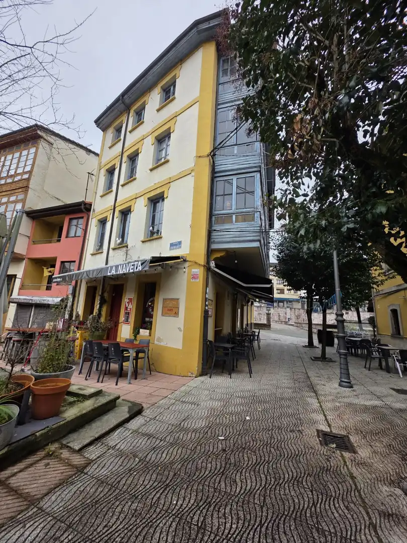 Außenansicht von Einfamilien-Reihenhaus zum Verkauf in Nava mit Terrasse