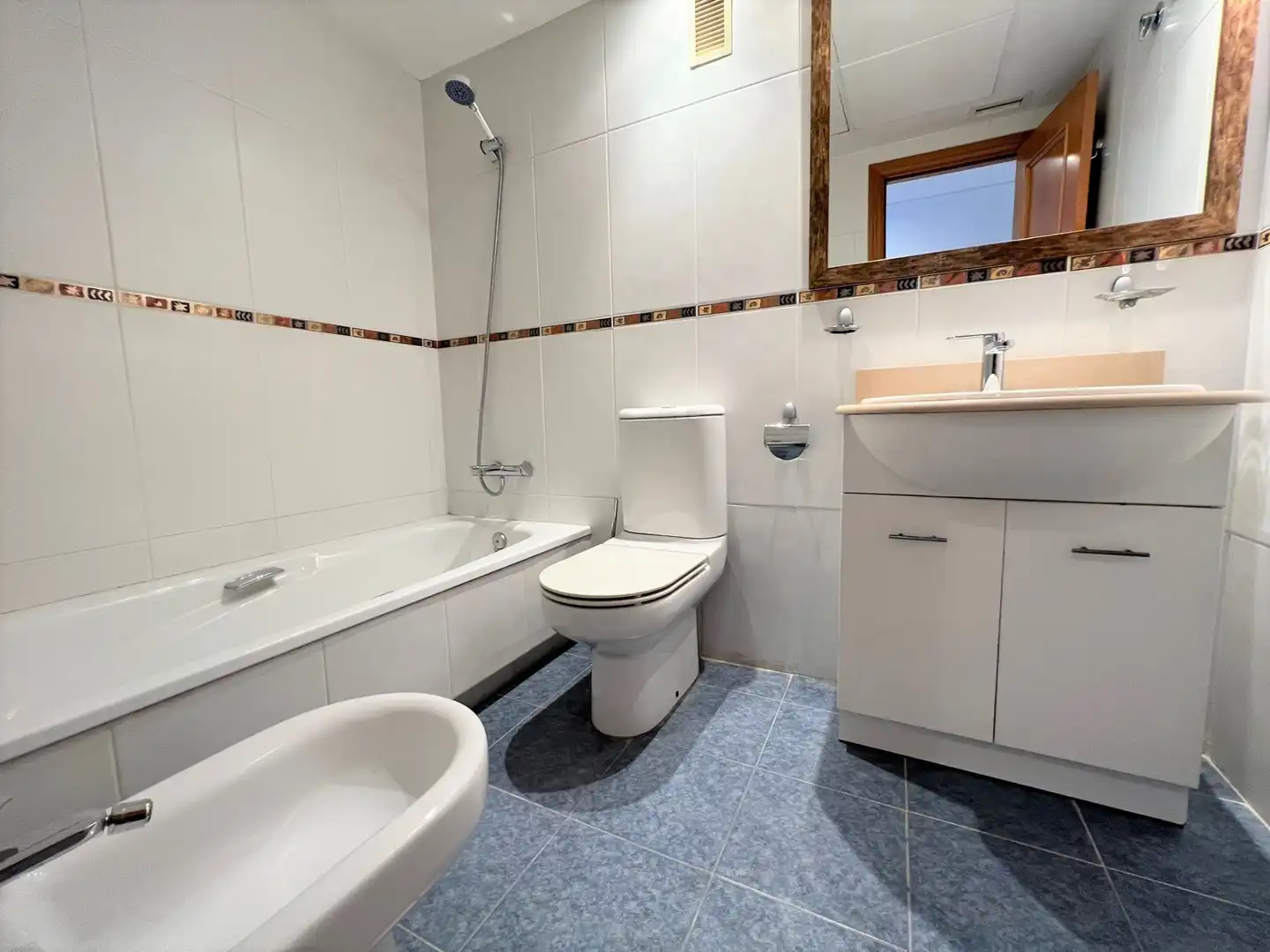 Bathroom of Flat for rent in Valencia  with Air Conditioner, Oven and Washing machine