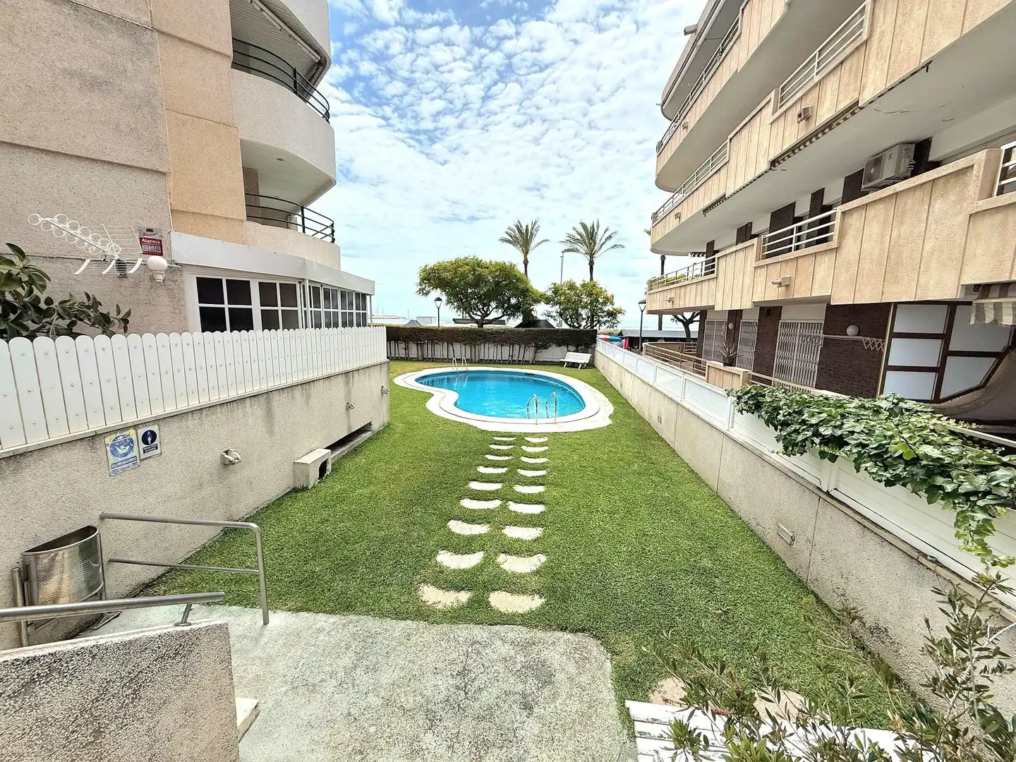 Schwimmbecken von Wohnungen zum Verkauf in Calafell mit Klimaanlage, Heizung und Privatgarten