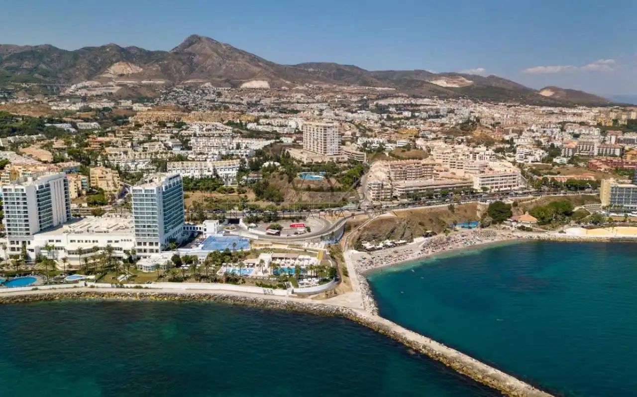 Vista exterior de Planta baixa en venda en Benalmádena amb Aire condicionat, Calefacció i Piscina