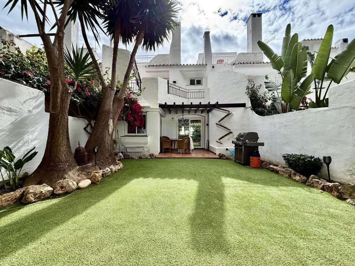 Jardí de Casa adosada en venda en Marbella amb Aire condicionat, Jardí privat i Terrassa