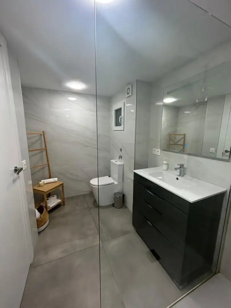 Badezimmer von Wohnung zum Verkauf in Valencia mit Parkett