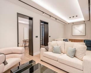 Sala d'estar de Apartament en venda en  Madrid Capital amb Aire condicionat i Balcó