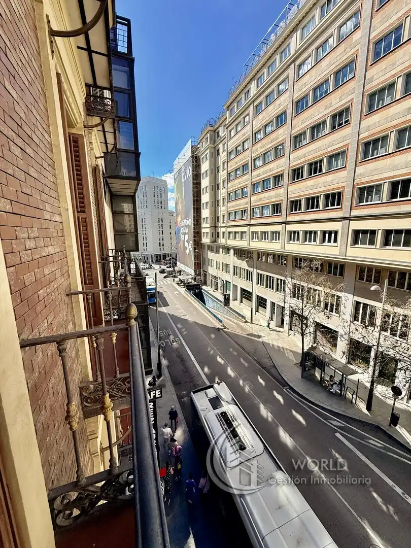 Pis amb terrassa en venda a Calle de Jacometrezo 7