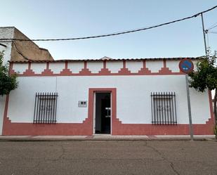 Vista exterior de Casa adosada en venda en La Albuera amb Traster