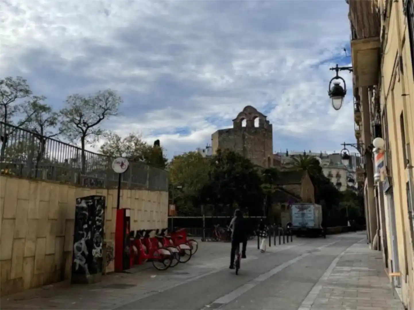 Außenansicht von Wohnung zur Miete in  Barcelona Capital mit Klimaanlage, Schwimmbad und Balkon