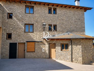 Flat with balcony to rent in Carrer del Castell