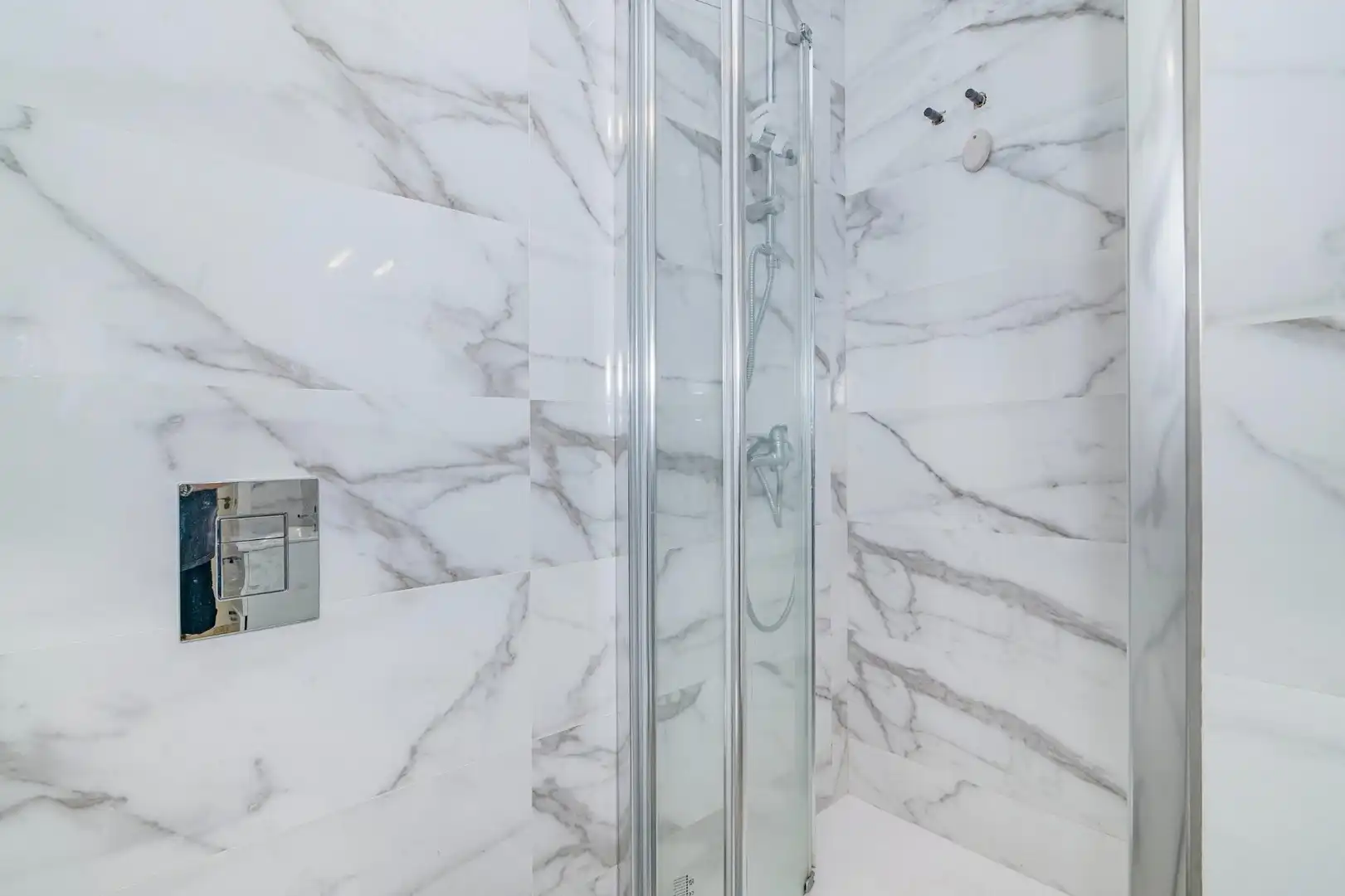 Bathroom of Flat for sale in Granada  with Air Conditioner, Private garden and Terrace