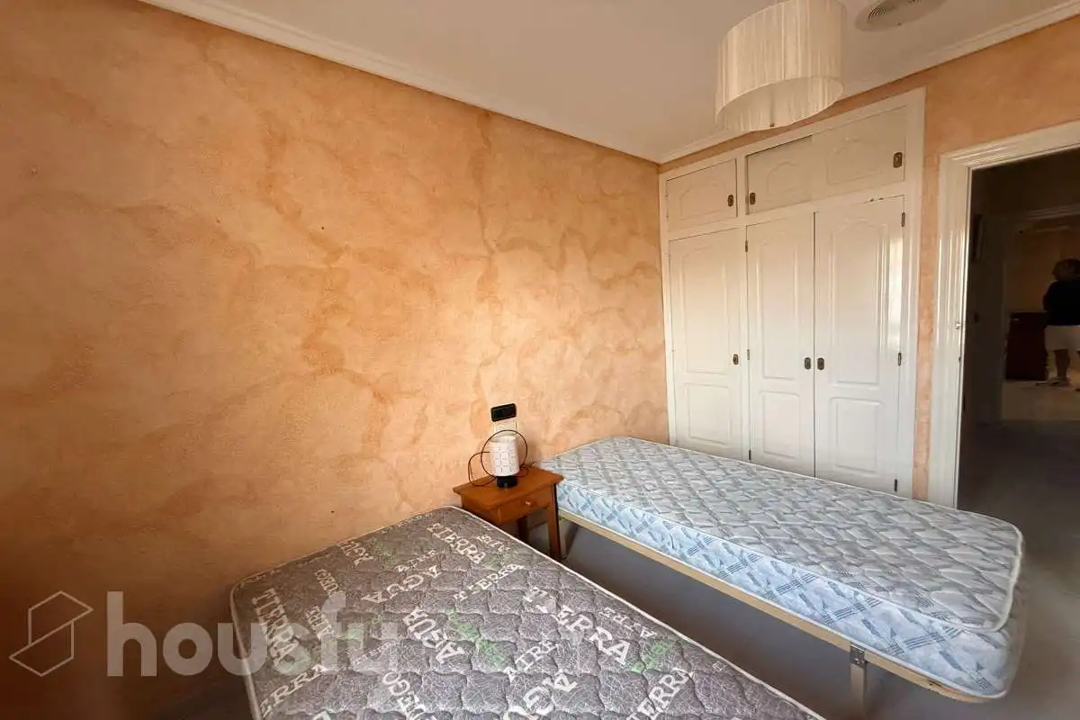 Dormitori de Casa adosada de lloguer en Torrevieja amb Aire condicionat, Terrassa i Traster