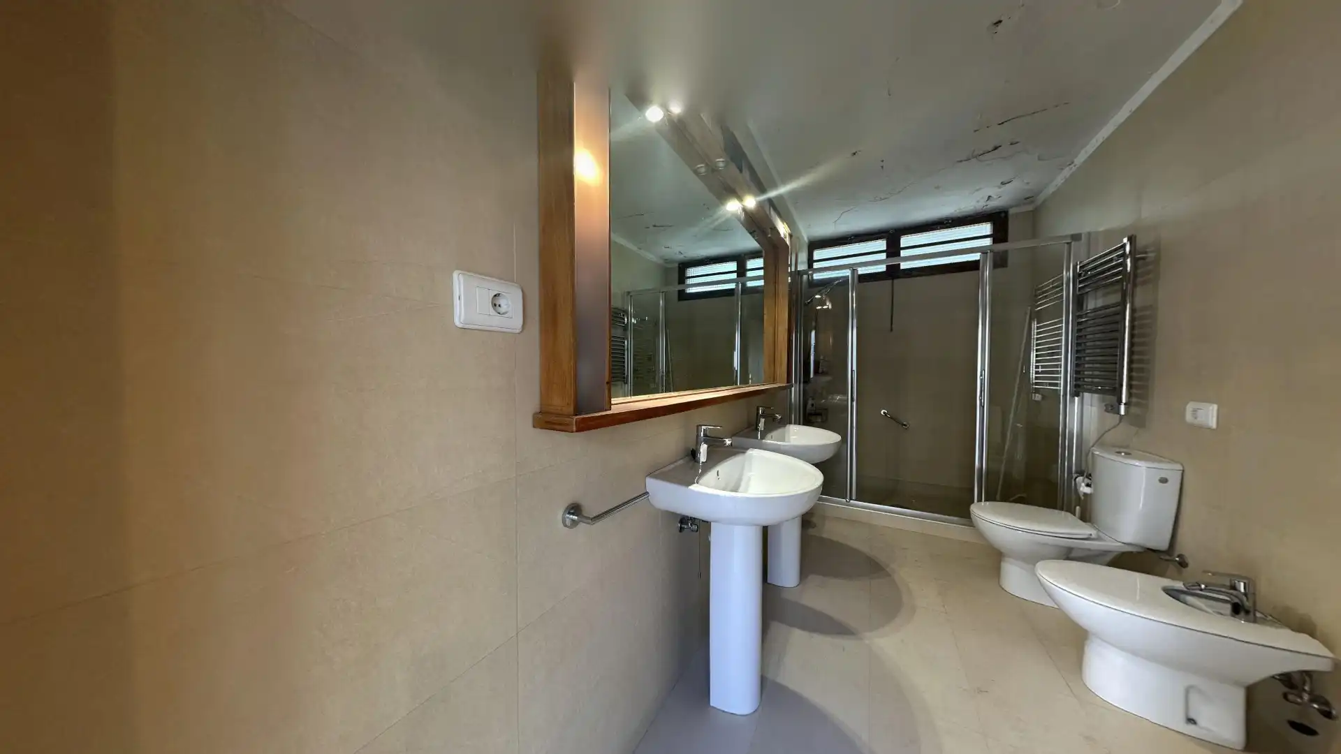 Bany de Casa o xalet en venda en Alicante / Alacant amb Jardí privat, Terrassa i Piscina