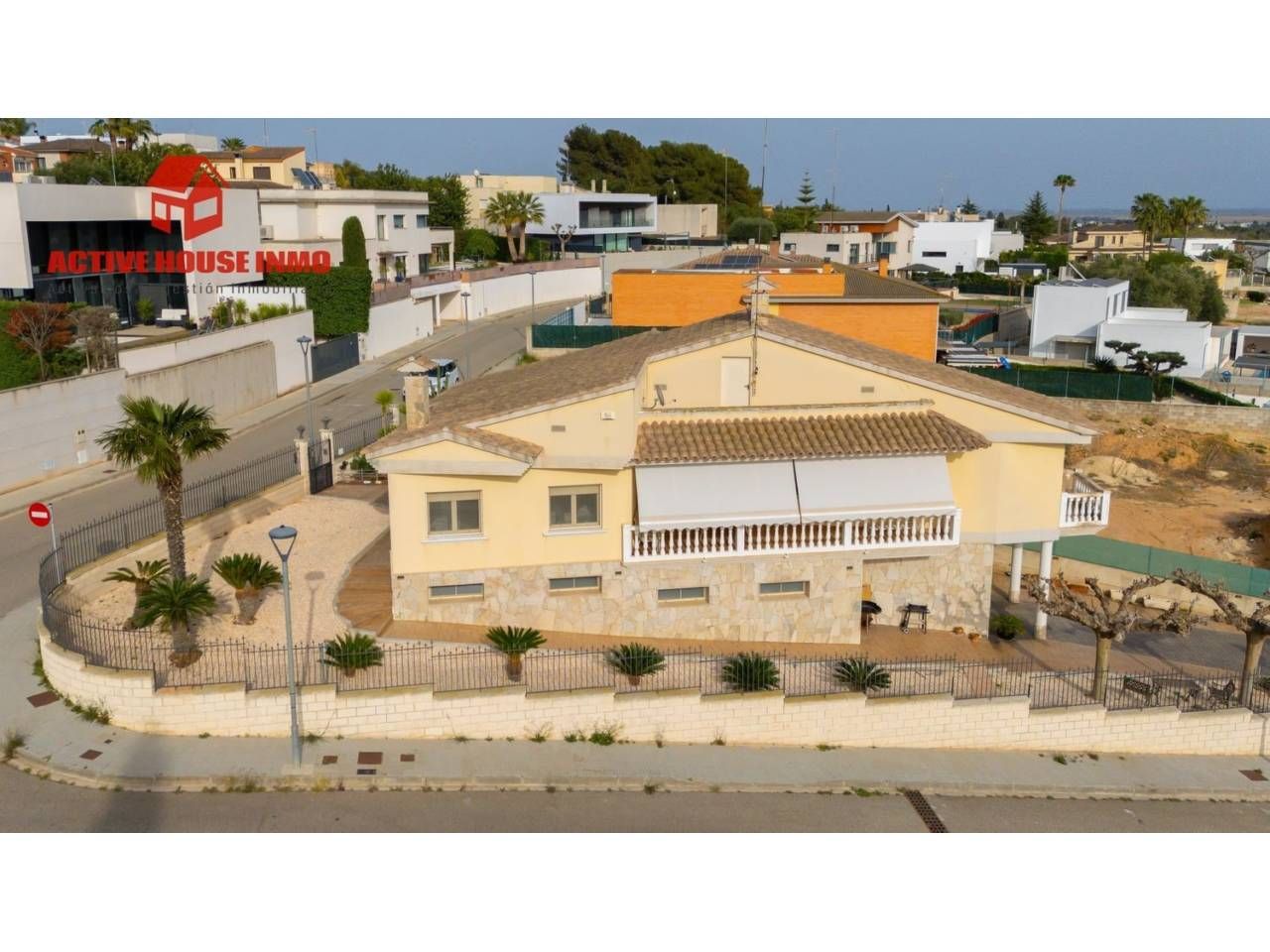Vista exterior de Casa o xalet en venda en Amposta amb Aire condicionat, Jardí privat i Terrassa