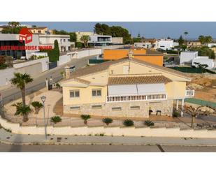 Vista exterior de Casa o xalet en venda en Amposta amb Aire condicionat, Jardí privat i Terrassa