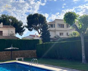 Vista exterior de Casa adosada en venda en Benidorm amb Jardí privat, Terrassa i Piscina