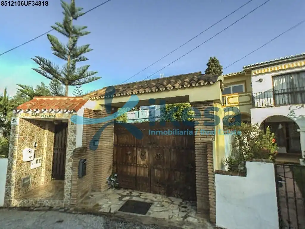 Vista exterior de Casa adosada en venda en Marbella amb Jardí privat
