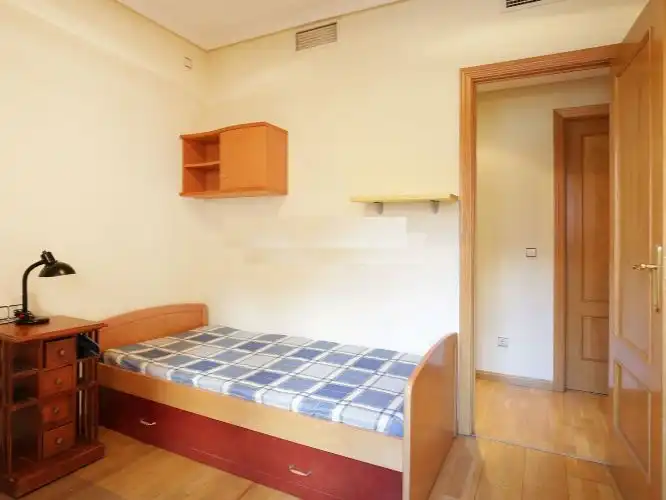 Schlafzimmer von Wohnung zur Miete in Madrid mit Klimaanlage, Heizung und Privatgarten