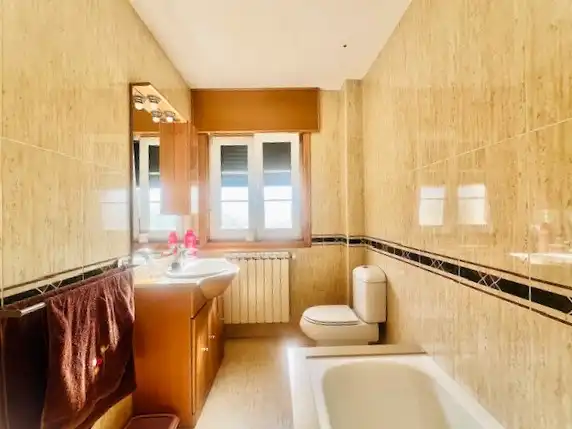 Baño de Casa o chalet en venta en Carral con Calefacción, Jardín privado y Parquet