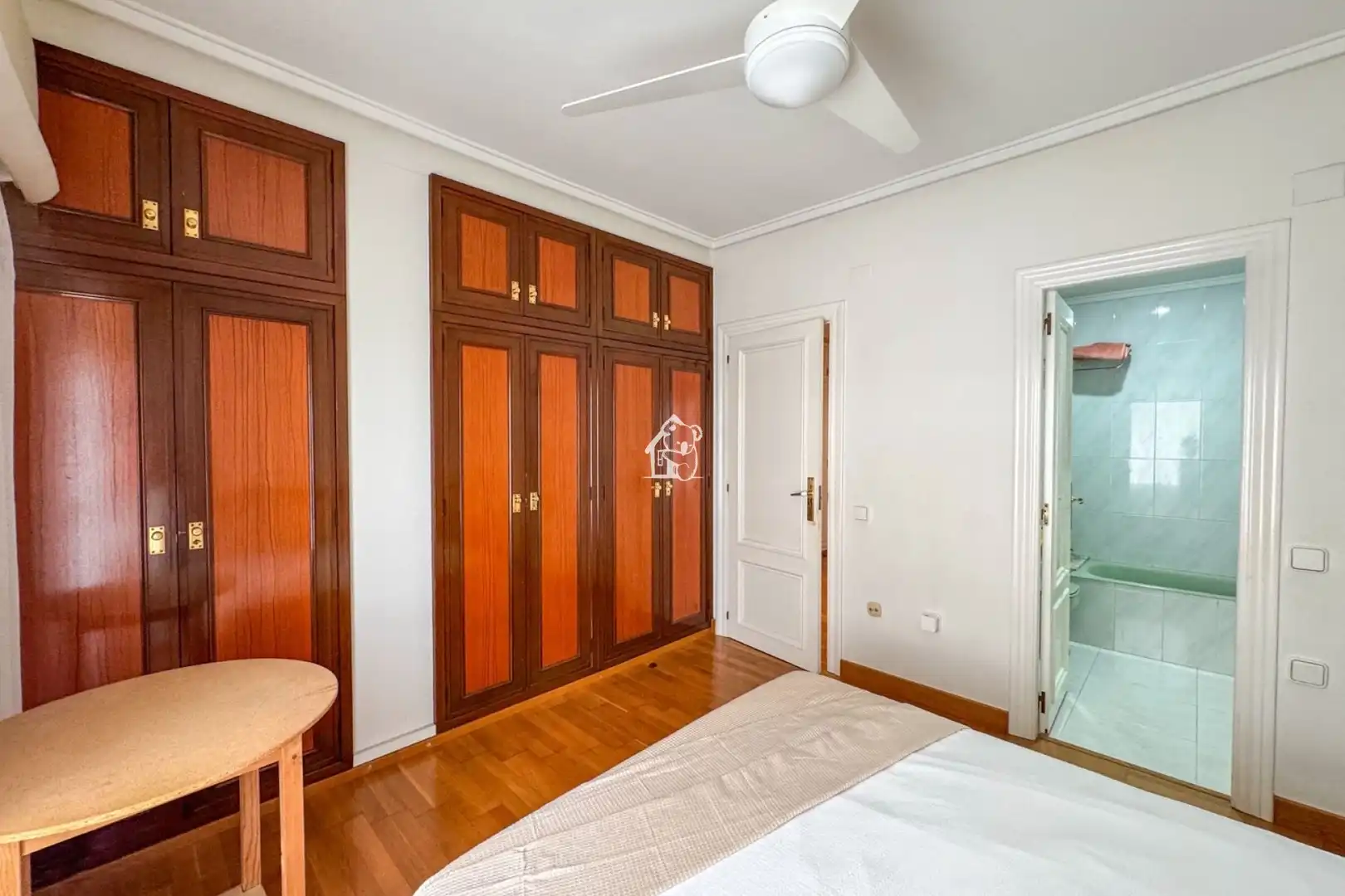 Habitación de Apartamento de alquiler en Torrevieja con Aire acondicionado, Amueblado y Horno