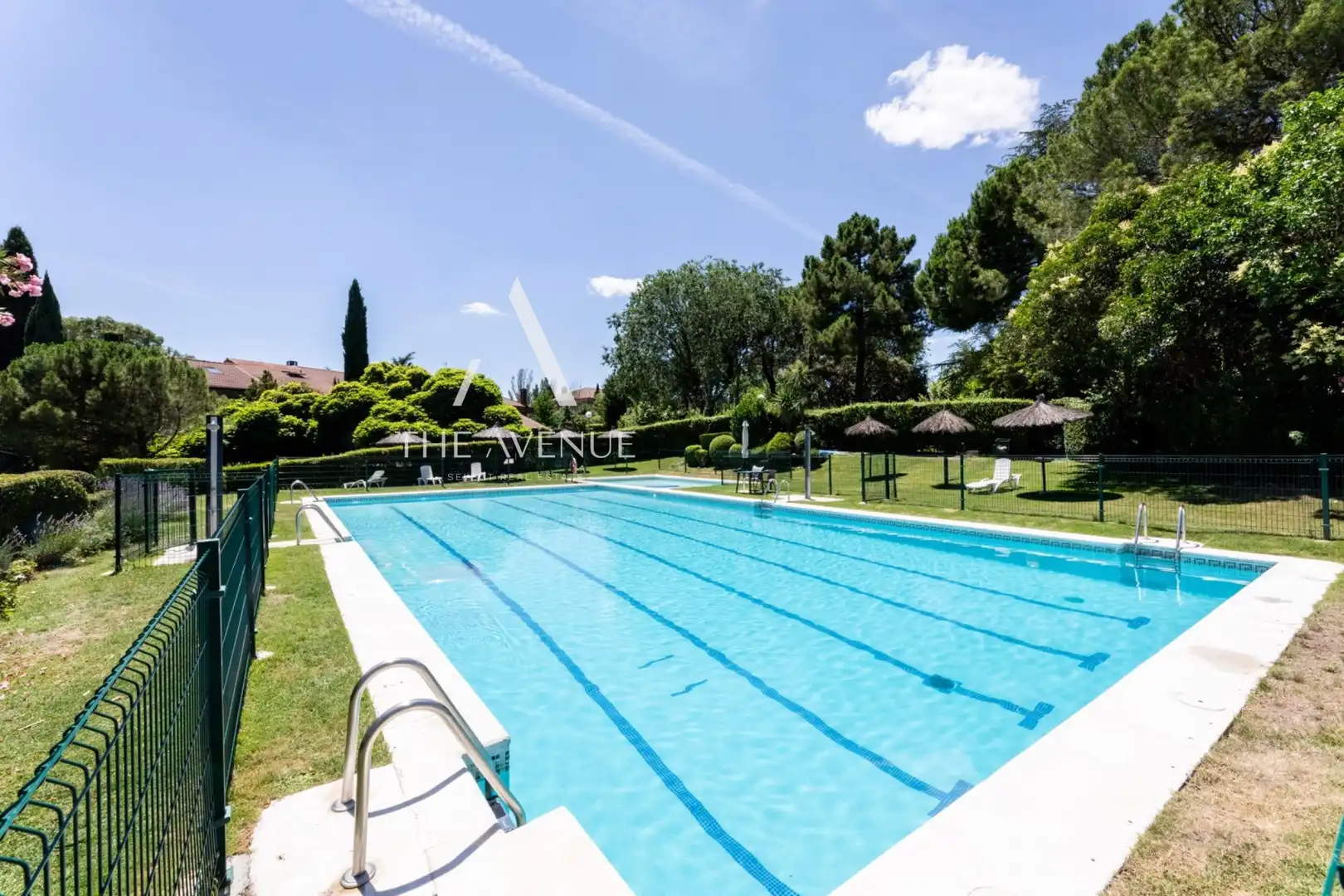 Piscina de Casa adosada en venda en Boadilla del Monte amb Aire condicionat, Calefacció i Jardí privat