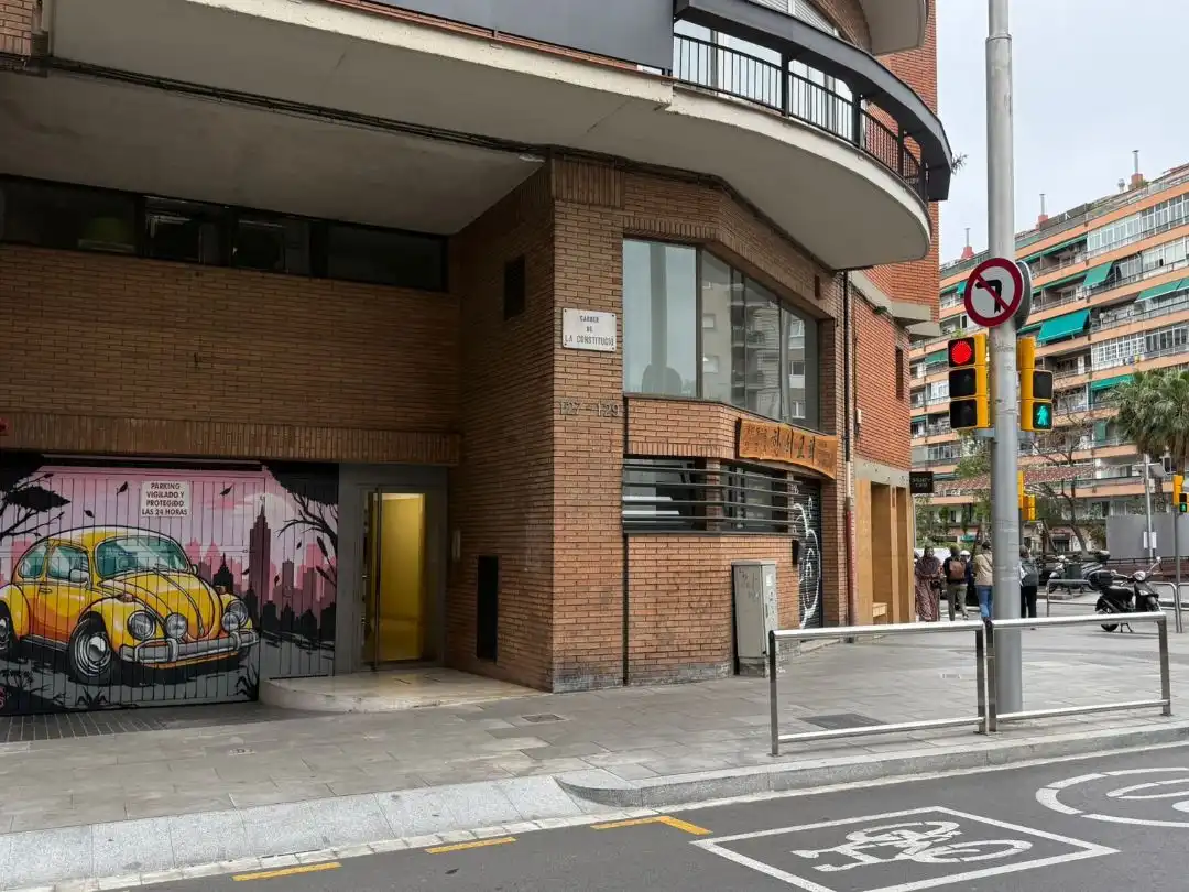 Vista exterior de Garatge en venda en Barcelona amb Alarma