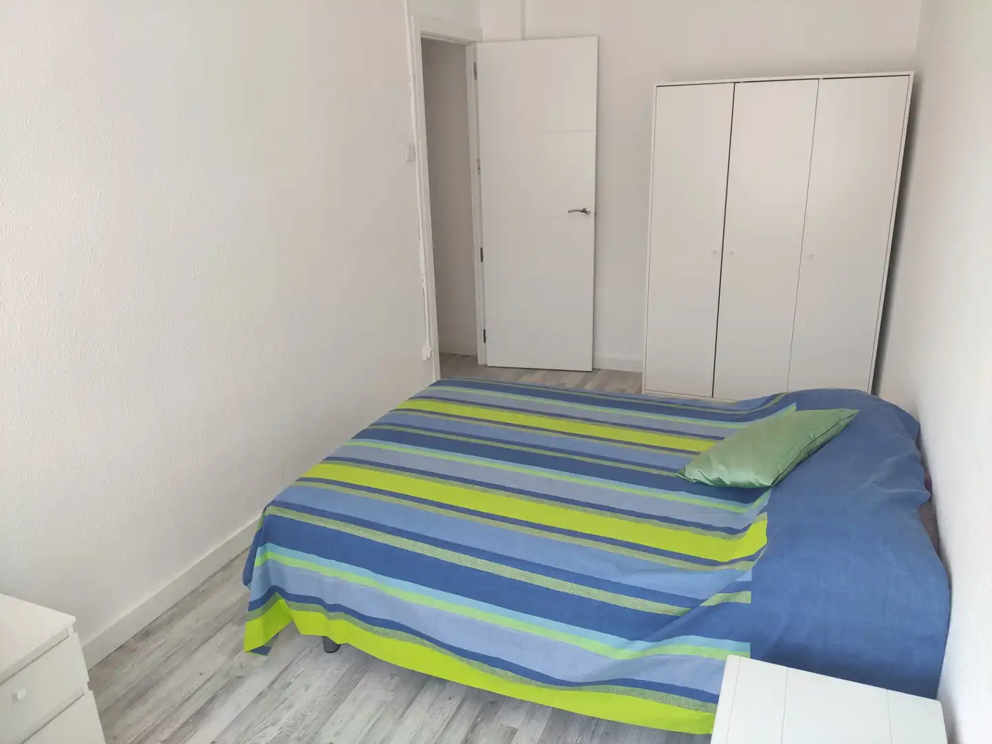 Habitación de Piso de alquiler en  Zaragoza Capital con Calefacción, Parquet y Amueblado