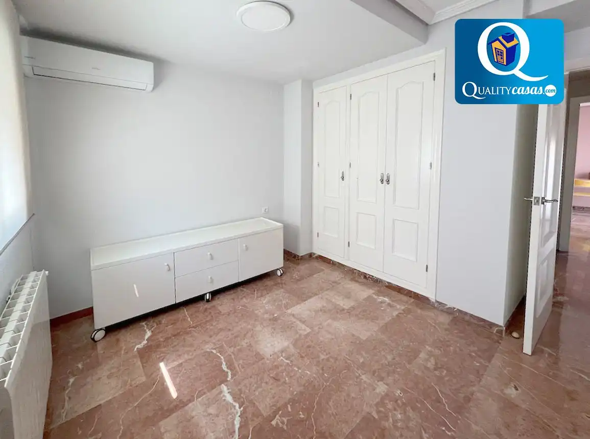 Dormitori de Casa o xalet en venda en Alicante / Alacant amb Aire condicionat, Calefacció i Terrassa