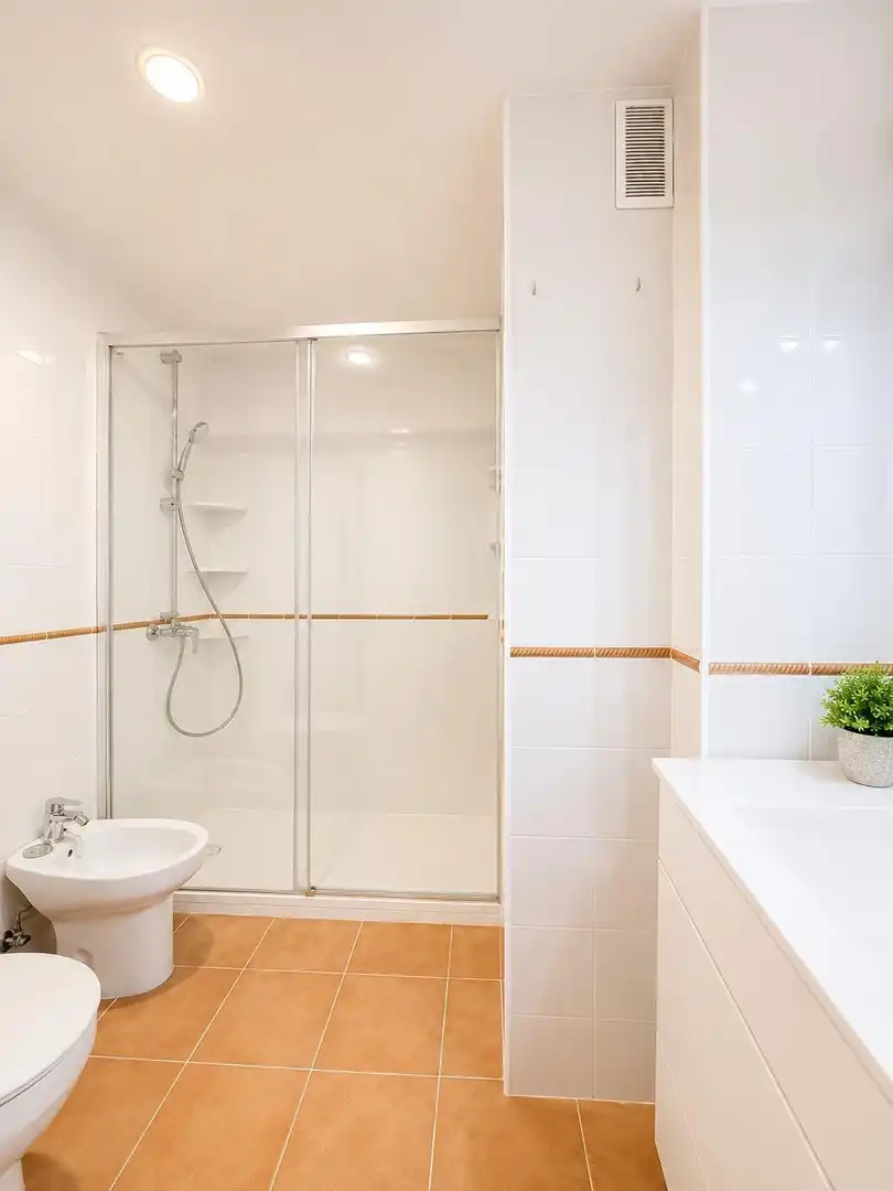 Baño de Ático de alquiler en Madrid con Calefacción, Parquet y Terraza