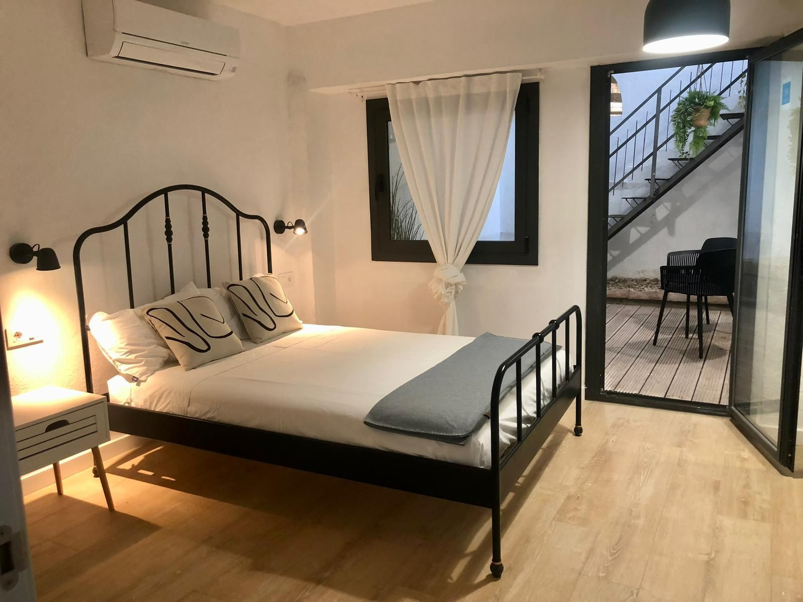 Habitación de Piso de alquiler en Girona Capital con Aire acondicionado, Terraza y Amueblado