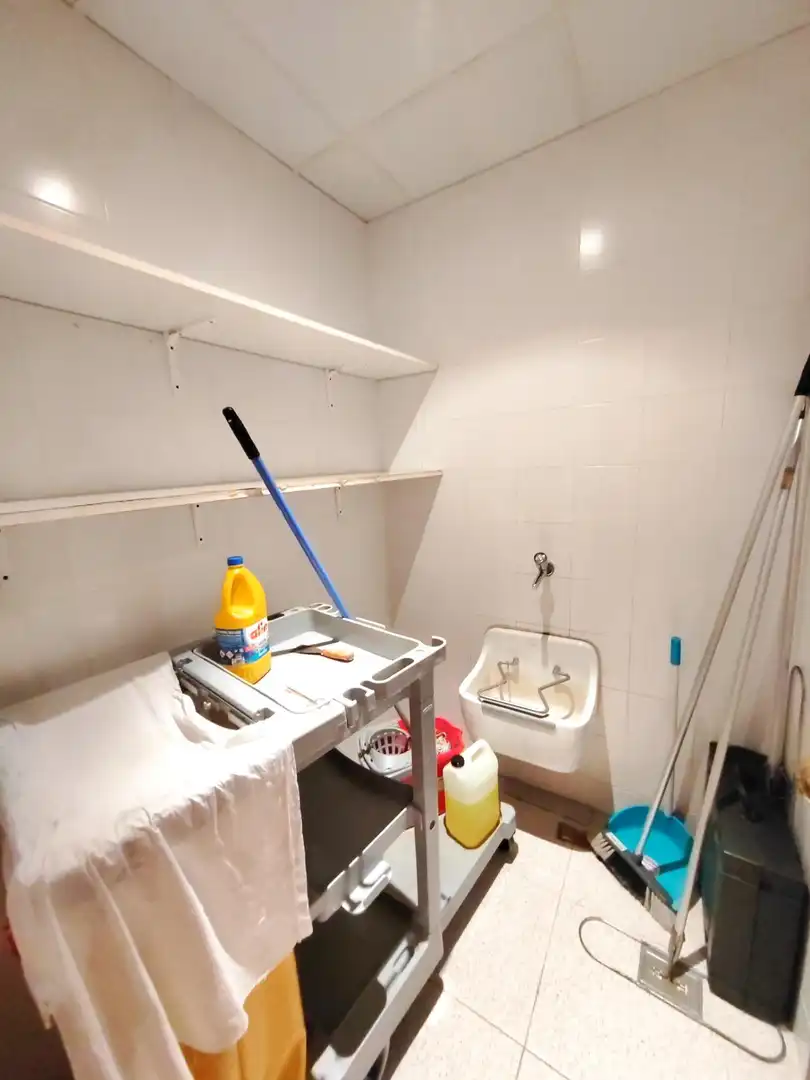 Baño de Oficina en venta en Barcelona con Aire acondicionado, Calefacción y Amueblado