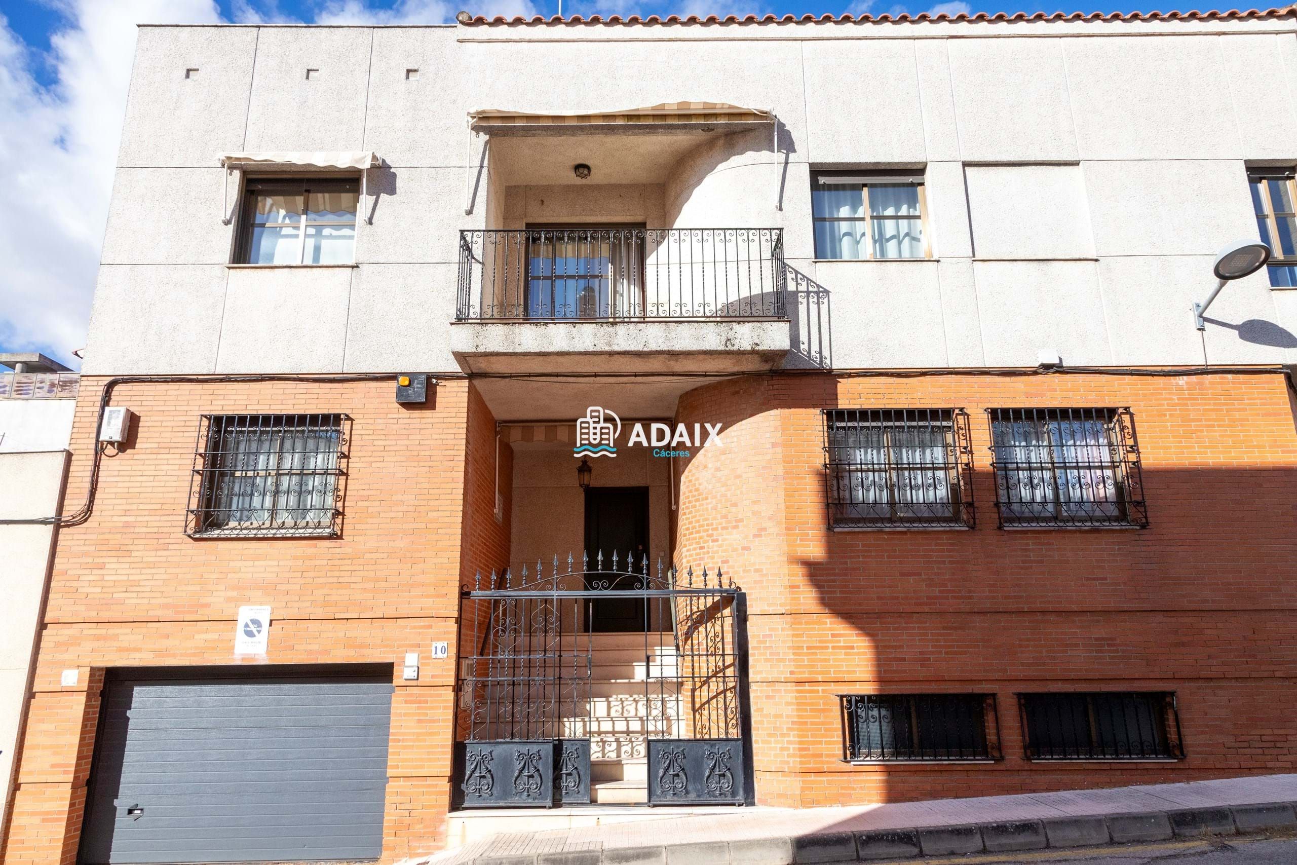 Vista exterior de Casa adosada en venda en Cáceres Capital amb Aire condicionat, Terrassa i Traster