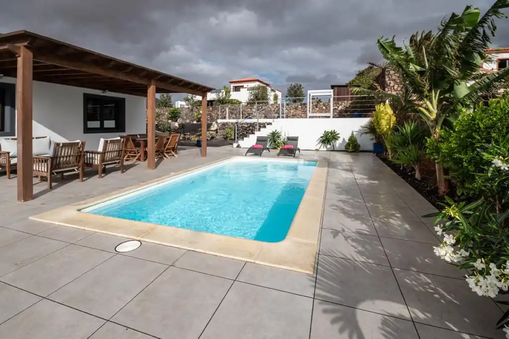 Piscina de Casa o xalet en venda en La Oliva amb Aire condicionat, Jardí privat i Terrassa