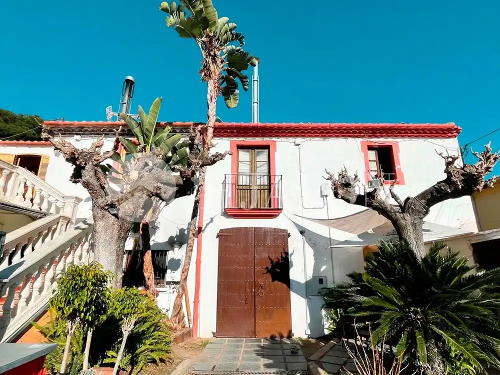 Vista exterior de Casa o xalet en venda en Alella amb Jardí privat