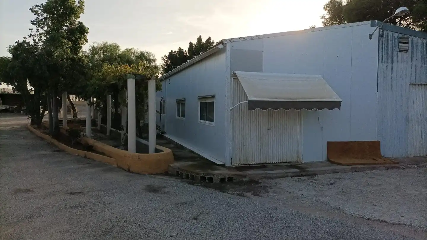 Außenansicht von Wohnung zum Verkauf in Elche / Elx mit Privatgarten, Schwimmbad und Möbliert