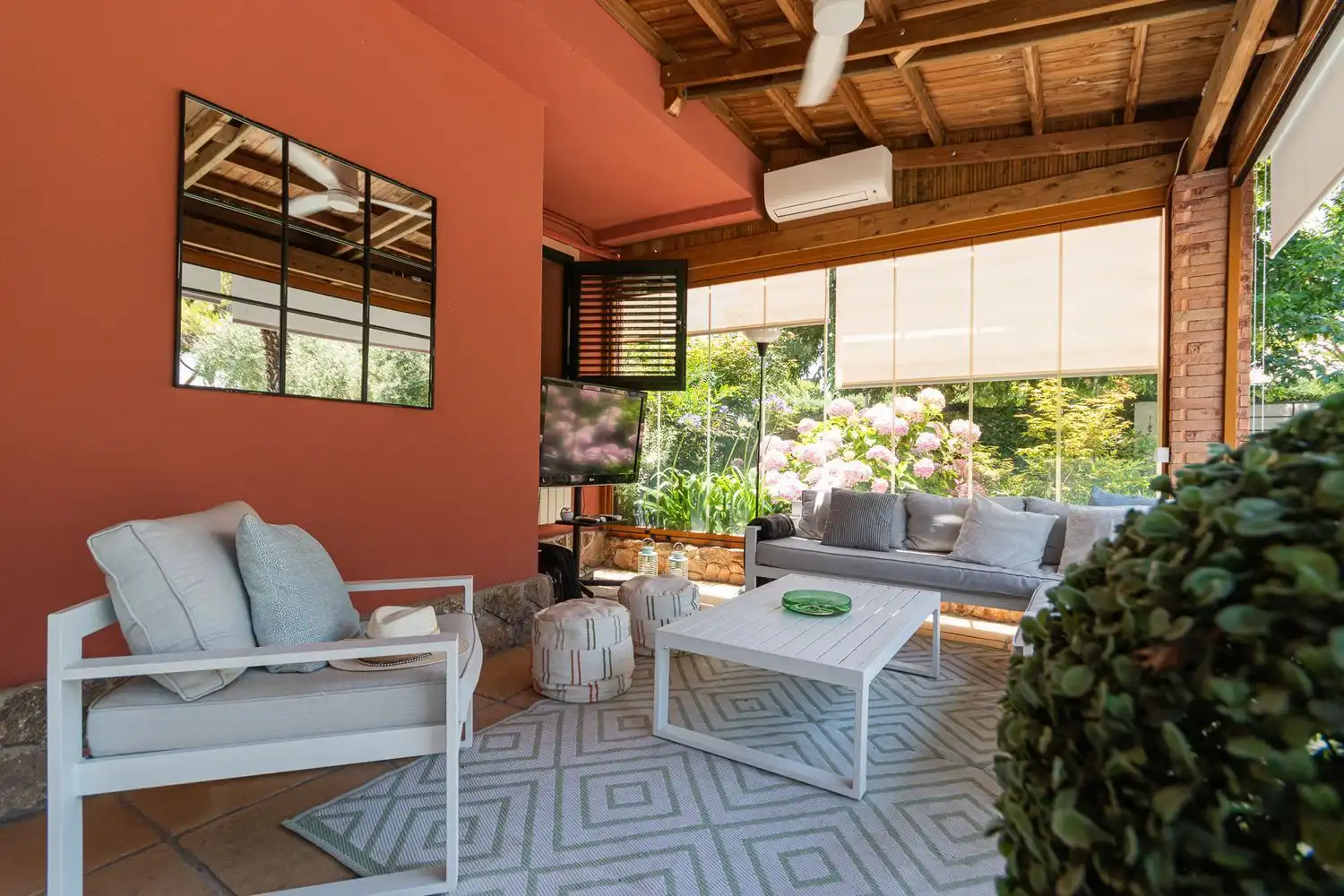 Terrasse von Einfamilien-Reihenhaus zum Verkauf in Boadilla del Monte mit Klimaanlage, Heizung und Abstellraum