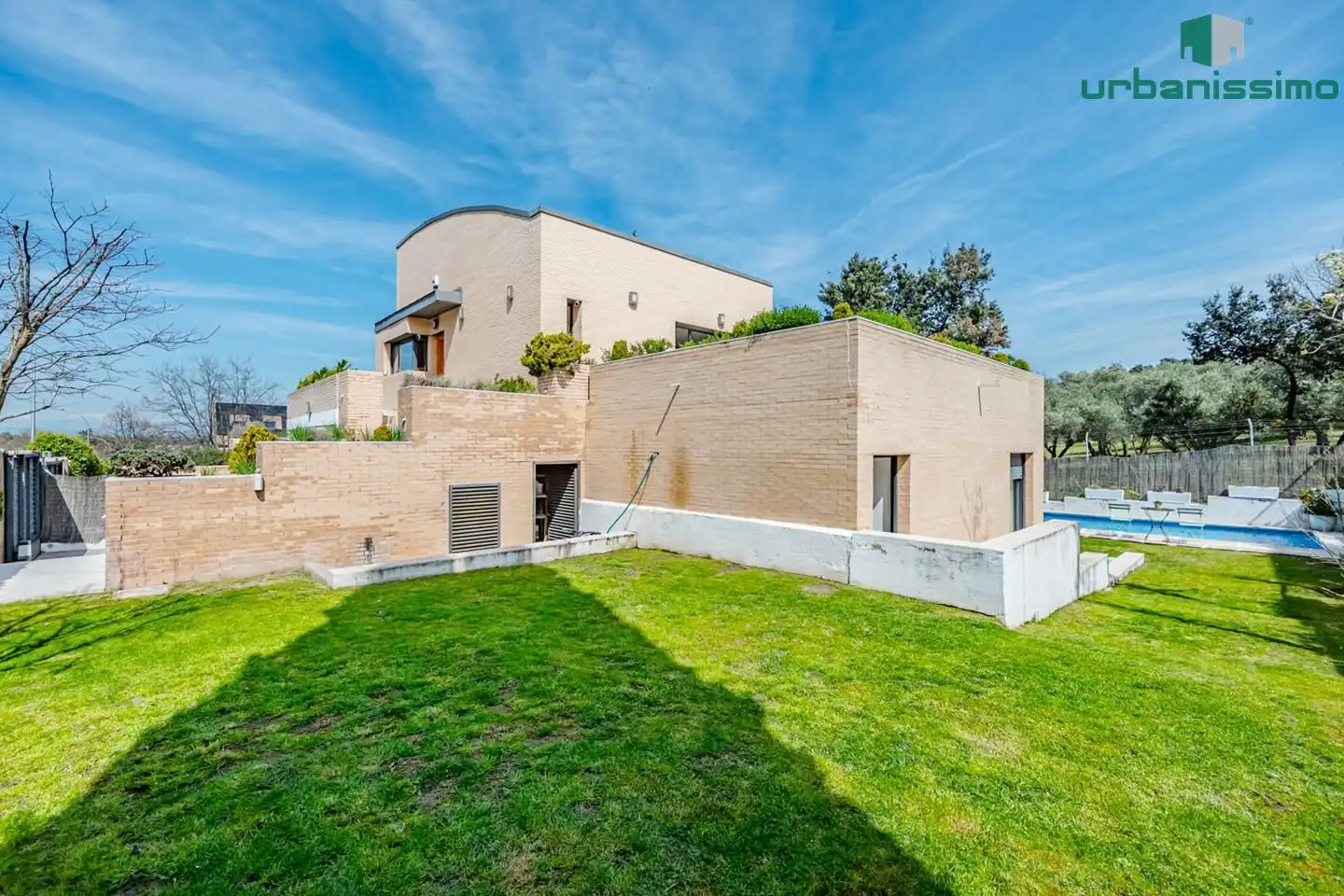 Exterior view of Single-family semi-detached for sale in  Madrid Capital  with Air Conditioner, Heating and Private garden