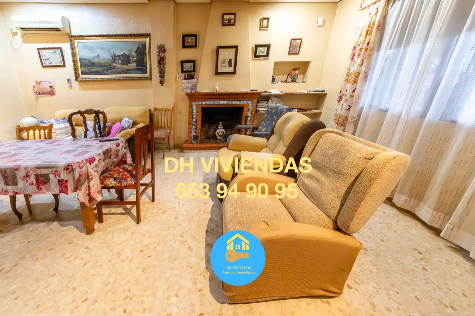 Living room of Houses for sale in Dos Hermanas  with Air Conditioner, Private garden and Terrace