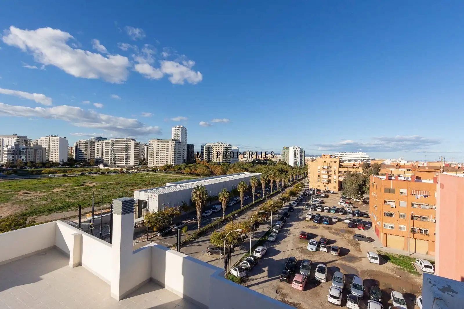 Außenansicht von Wohnung zur Miete in Valencia mit Terrasse, Abstellraum und Schwimmbad