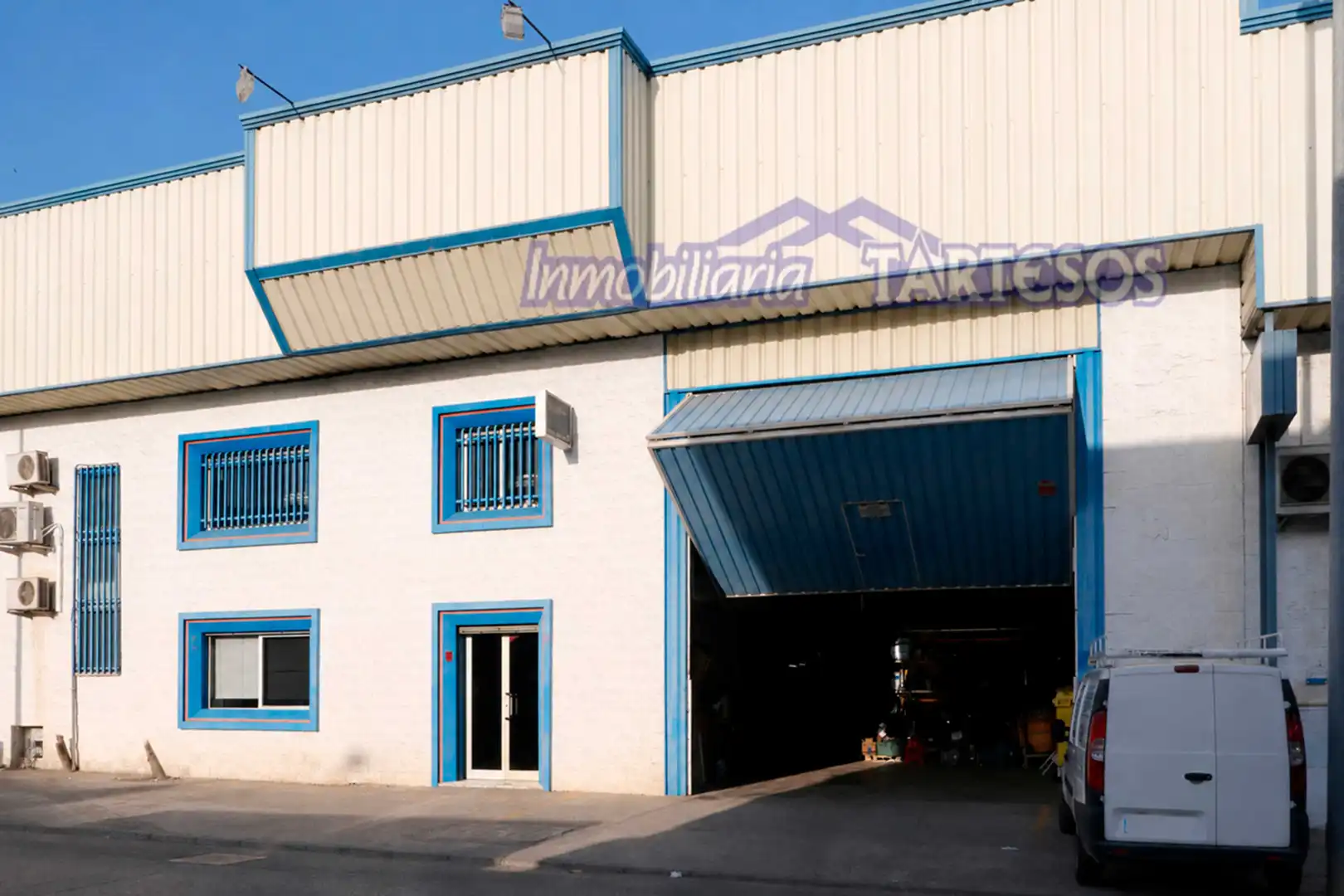 Außenansicht von Fabrikhallen zur Miete in Armilla mit Heizung und Alarm