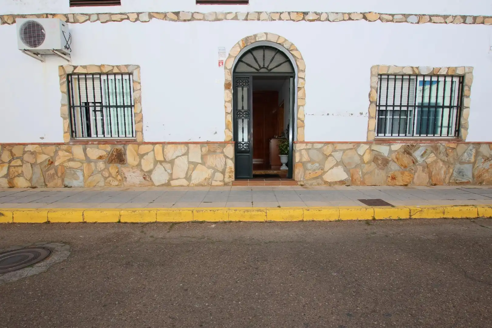 Vista exterior de Casa o xalet en venda en Puebla de la Calzada amb Aire condicionat, Calefacció i Terrassa
