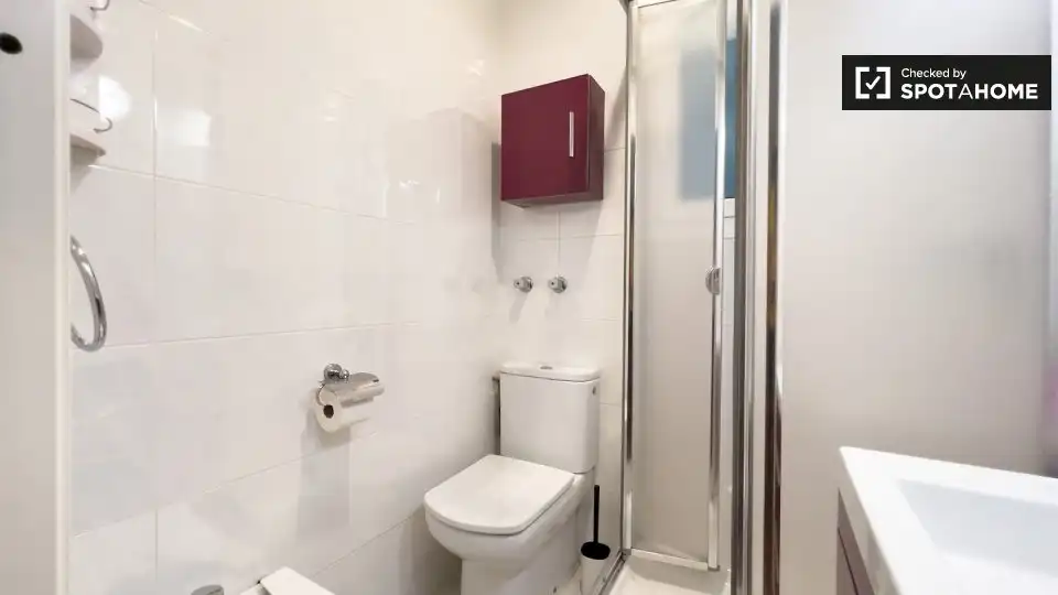 Bathroom of Flat for rent in Barcelona  with Air Conditioner, Heating and Furnished