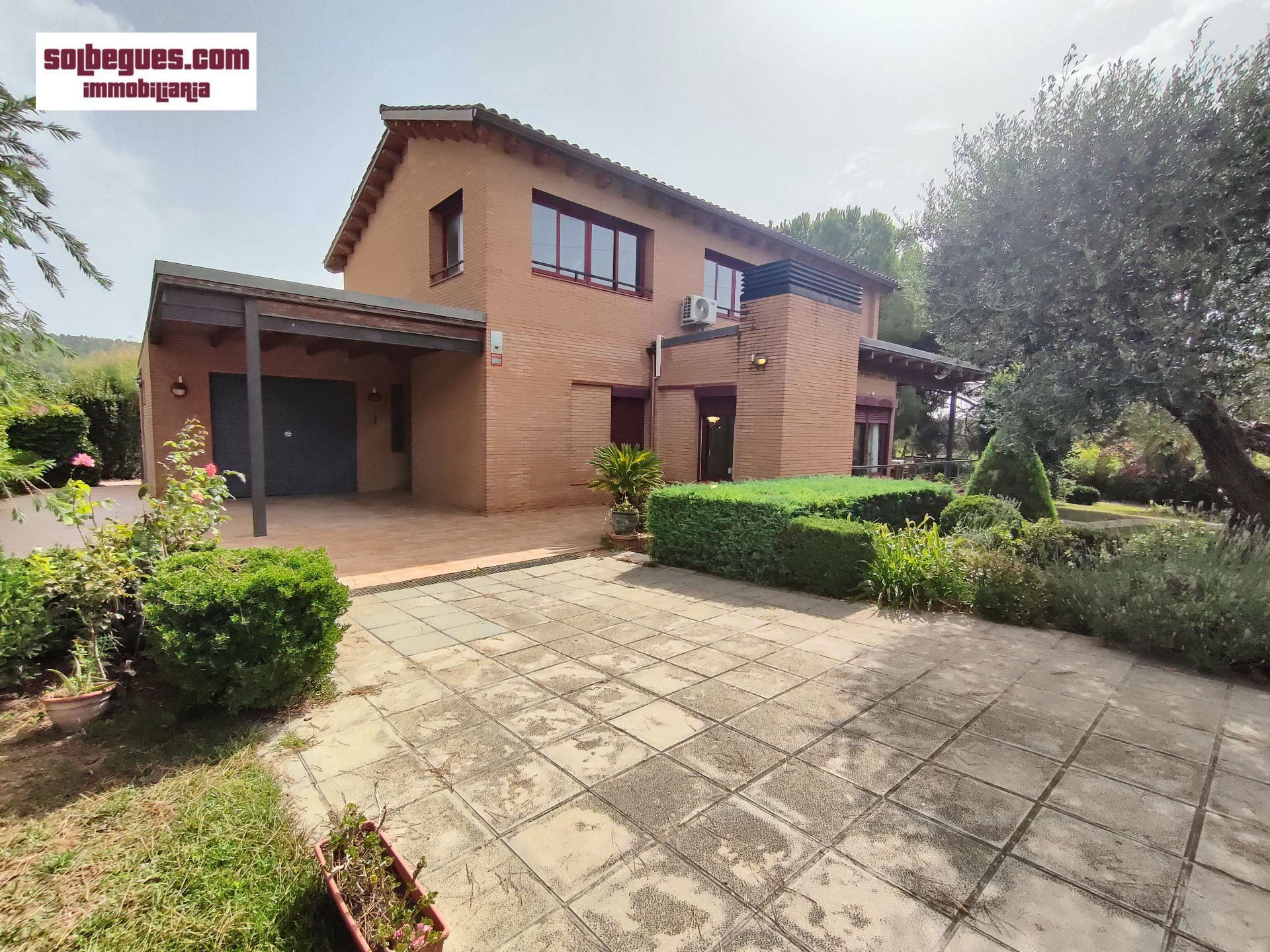 Vista exterior de Casa o xalet en venda en Begues amb Aire condicionat, Calefacció i Jardí privat