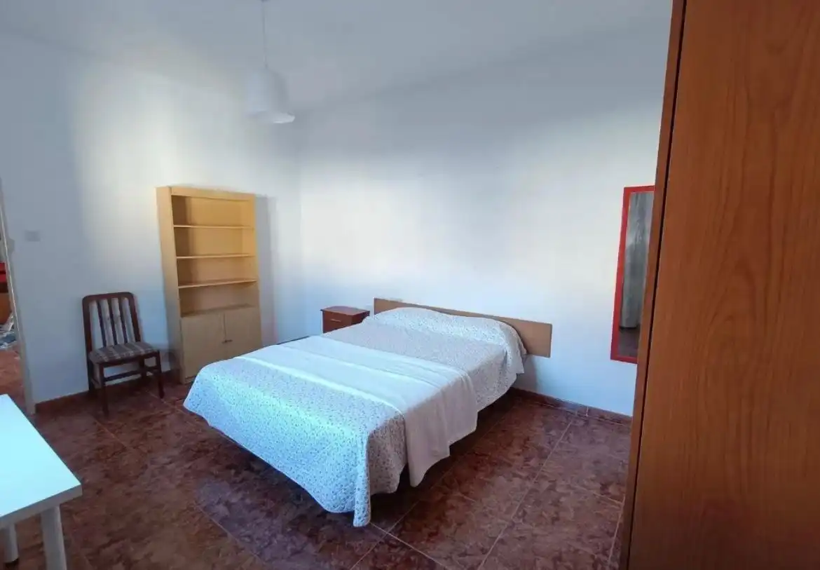 Habitación de Piso de alquiler en Granada con Amueblado y Balcón