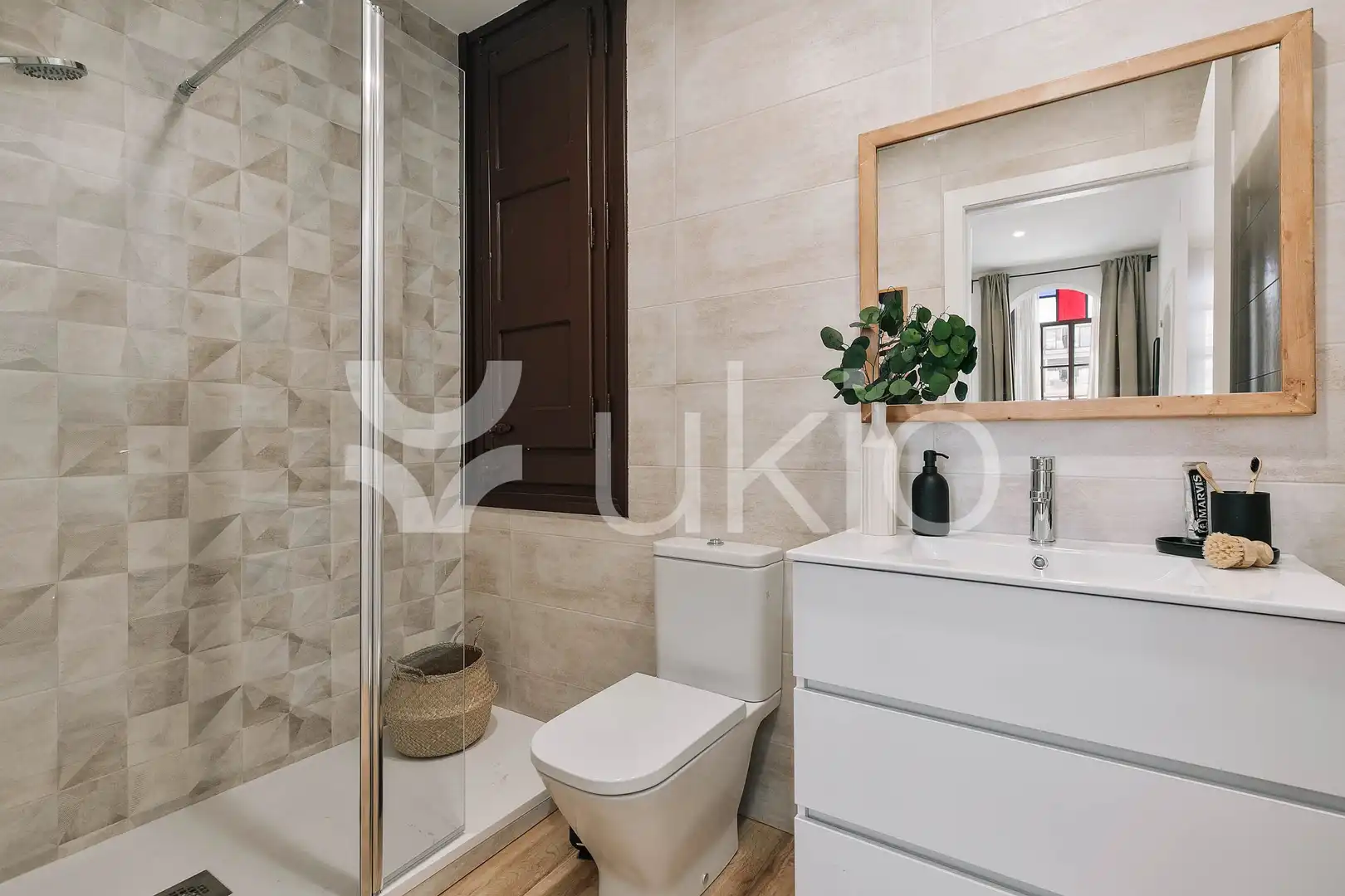 Bany de Apartament de lloguer en Barcelona amb Aire condicionat, Calefacció i Moblat