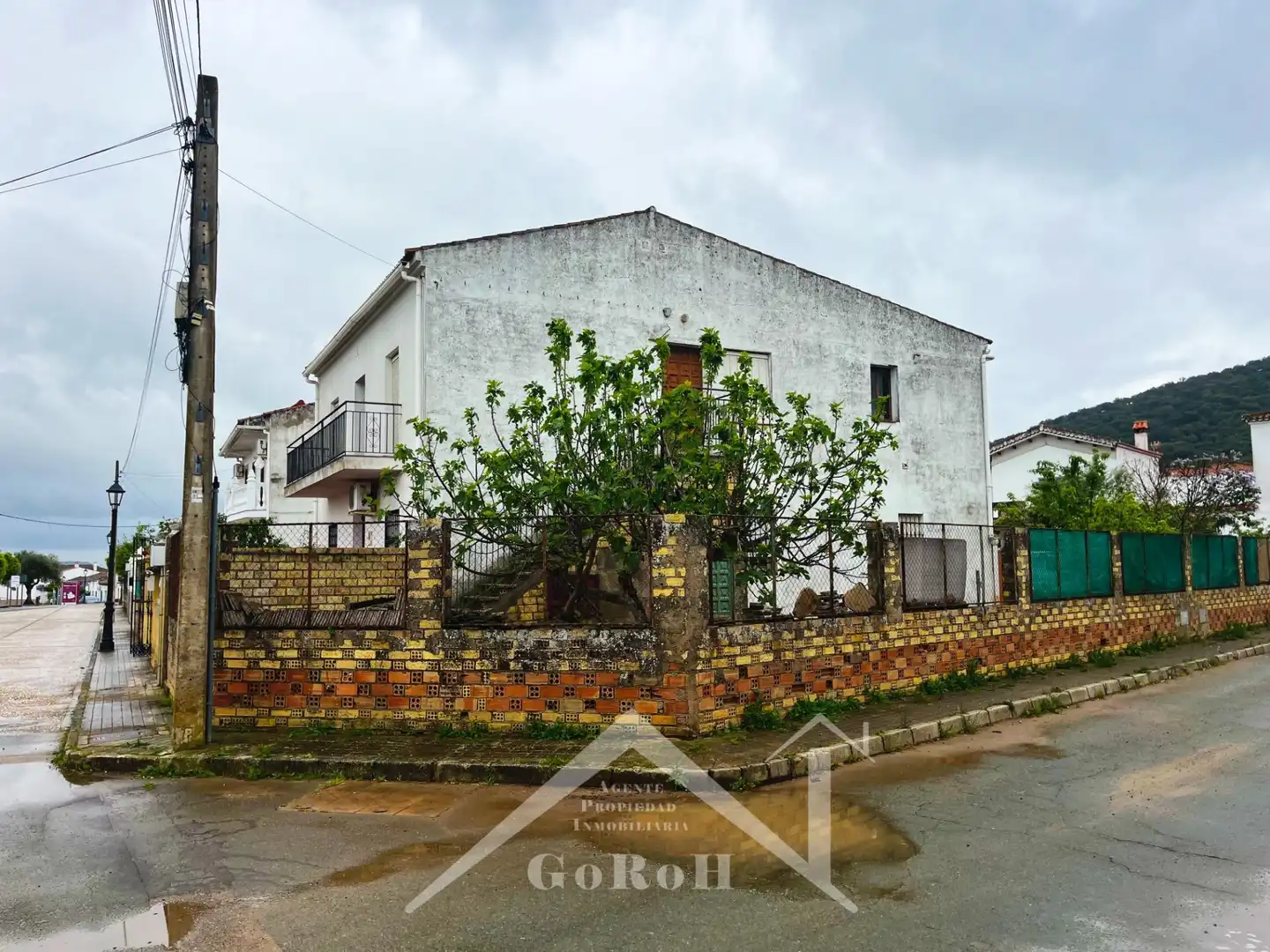 Vista exterior de Casa o xalet en venda en Almadén de la Plata amb Jardí privat, Terrassa i Traster
